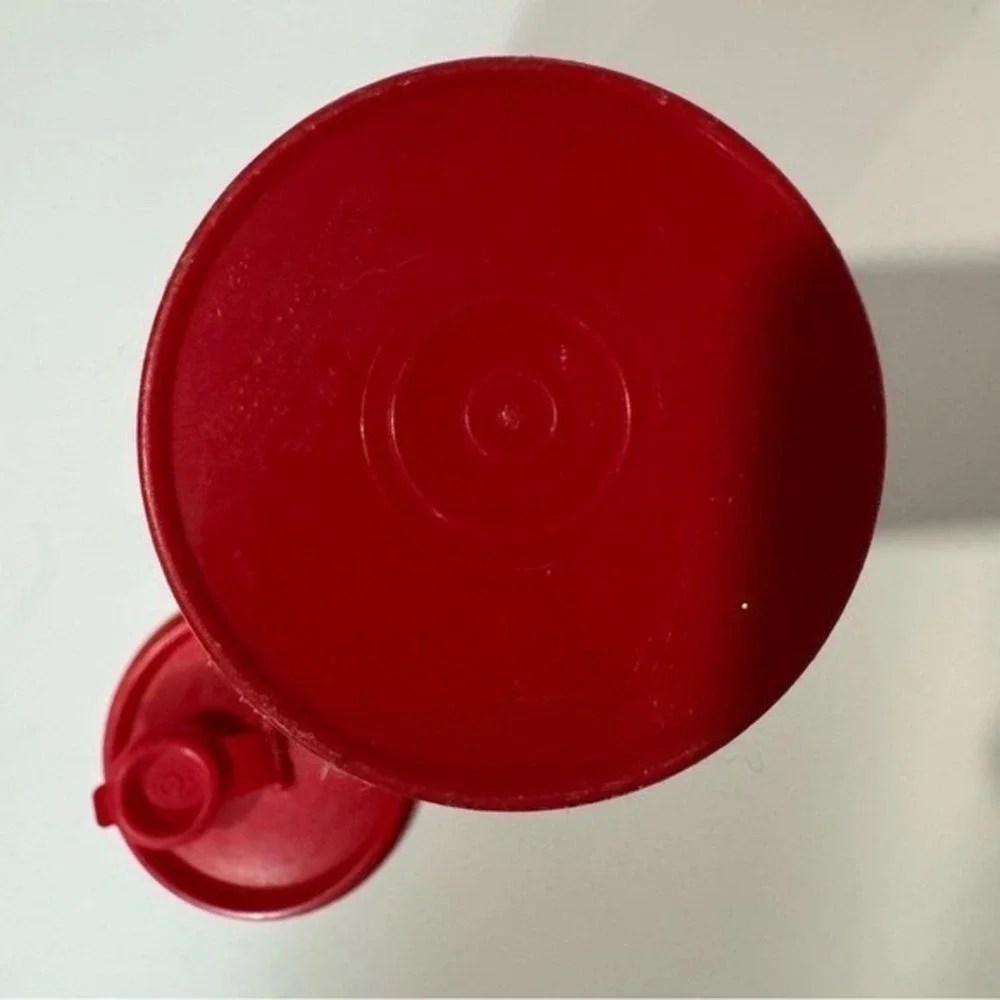 Rubbermaid Storage Container Lid pouring 9.5